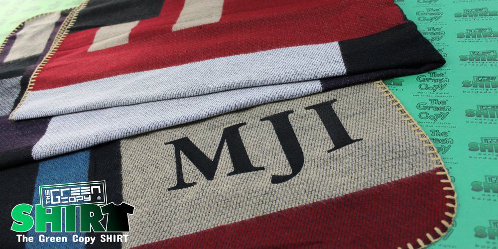 bordado de ponchos y mantas con iniciales de nombres y apellidos The Green Copy Shirt Madrid Villanueva de la Cañada 28691